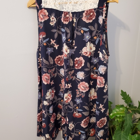 Ladies flowy blouse/dress - Picture 3 of 5